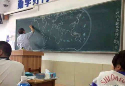 Professore disegna la mappa del mondo