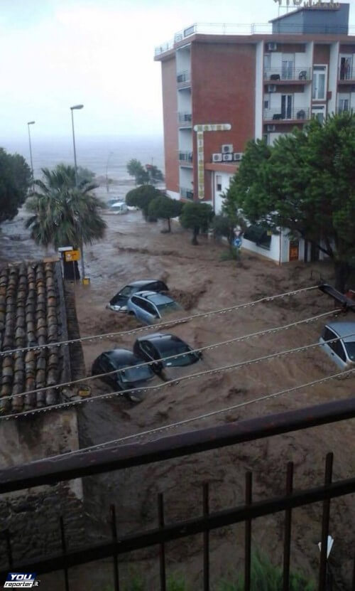 Alluvione Rossano, Calabria: auto trascinate in mare, è un disastro - Youreporter