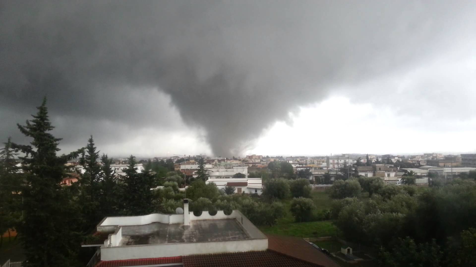 Il tornado di Taranto del 28 Novembre 2012, esempio lampante di evento meteo estremo che colpisce una zona estremamente urbanizzata