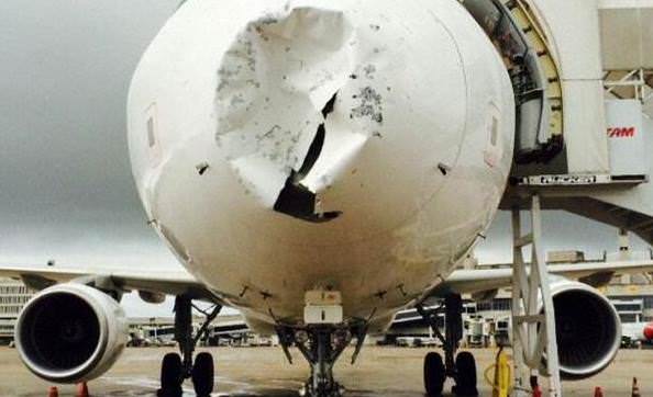 Aereo devastato dalla grandine, succede in Brasile - flightradar24.com