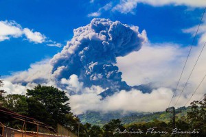 esplosione-turrialba.jpg