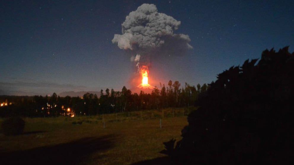 Eruzione vulcano Villarica, Cile: imponente esplosione costringe migliaia di persone all'evacuazione 