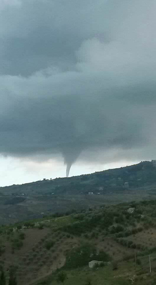 Tornado Racalmuto: segnalata tromba md'aria pochi minuti fa in provincia di Agrigento, Sicilia - Meteo Sicilia, Pagina Facebook