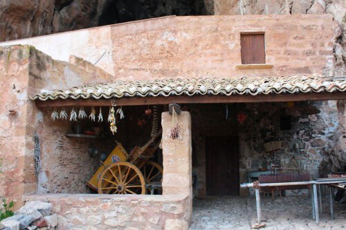 Antica abitazione dentro la Grotta Mangiapane