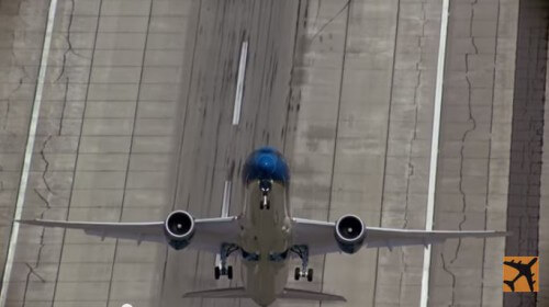 Il Boeing 787-9 Dreamliner che decolla in verticale: uno spettacolo pazzesco