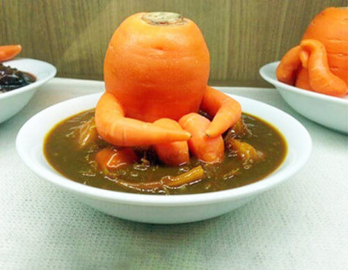 Una carota che si fa il bagno