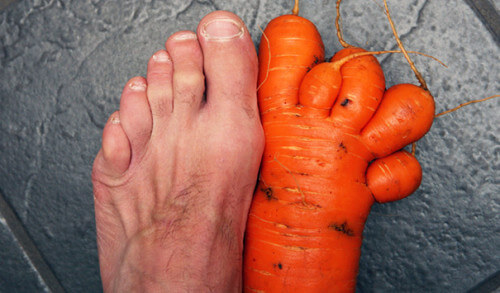 Un piede contro una carota sosia