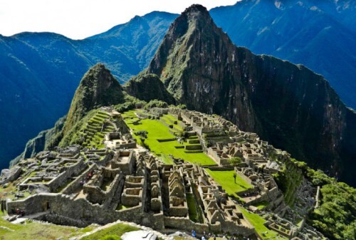 La spettacolare forma del monte che sovrasta Machu Picchu 