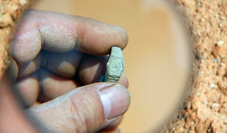 Trovano orologio di 100 anni in una tomba di 500, mistero per gli archeologi