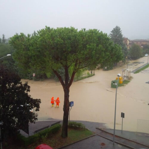 Alluvione in atto in provincia di Siena, Monteroni d'arbia sott'acqua - centrometeotoscana.it