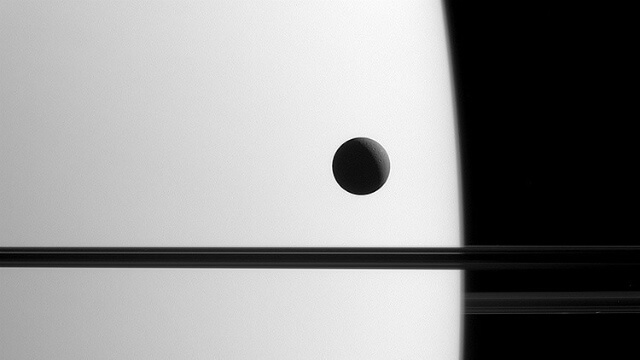foto-dione-satellite-saturno-1.jpg
