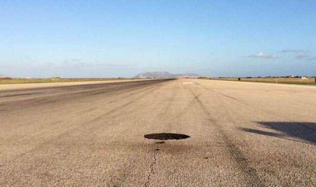 fulmine-colpisce-pista-aeroporto.jpg