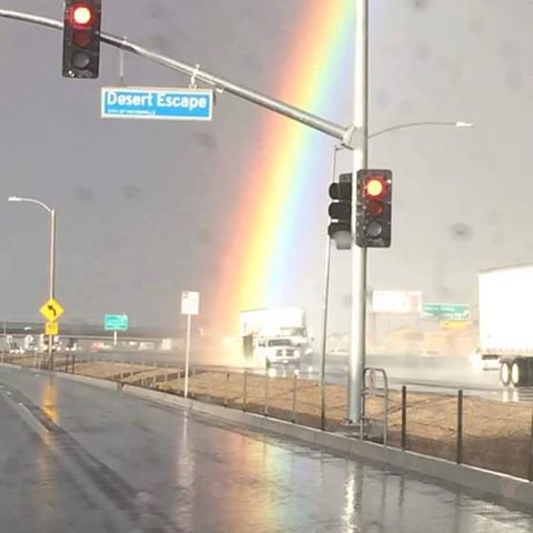 L'inizio di un arcobaleno catturato in California