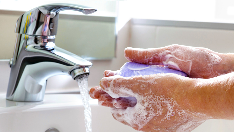 Lavarsi le mani con acqua fredda è efficace?