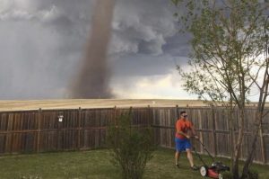 tornado-in-arrivo-mentre-taglia-il-prato.jpg