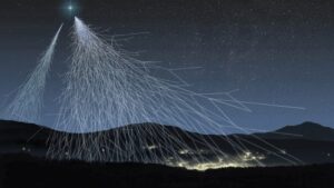 Ci è voluto oltre un decennio di paziente raccolta dati, ma ora gli scienziati del Pierre Auger Observatory in Argentina hanno evidenze solide per affermare che i raggi cosmici provengono da una regione di Spazio esterna al disco della Via Lattea. Lo studio pubblicato su Science non chiarisce l'origine di queste particelle altamente energetiche, ma rivela che l'asimmetria della loro provenienza è in linea con la distribuzione delle galassie vicine alla nostra. La vita aliena potrebbe nutrirsi di raggi cosmici BOMBARDAMENTI INVISIBILI. In origine la maggior parte dei raggi cosmici è costituita da protoni o altre particelle cariche; quando queste ricadono nell'alta atmosfera terrestre, interagiscono con nuclei atomici formando schegge di particelle subatomiche. Queste a loro volta collidono con altri nuclei, formando così una 