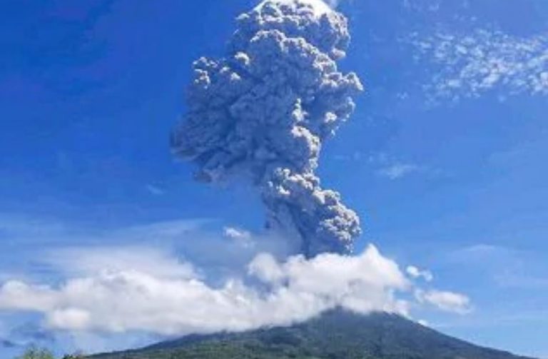 Erutta Un Vulcano In Indonesia, Colonna Di Fumo Alta 4 Km: Centinaia Di ...