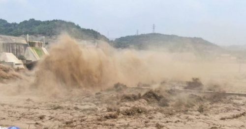 Disastro alluvioni: l’esercito fa saltare la diga di Luoyang per un cedimento potenzialmente catastrofico