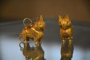 pair-of-lynx-shaped-gold-earrings-min-e1672340442896.jpeg