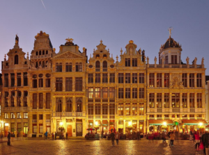 La piazza di fronte al Grand Palace di Bruxelles è illuminata artificialmente, ma essendo crepuscolo civile questo non è ancora necessario.