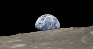 L'immagine restaurata di Earthrise. Un'immagine in bianco e nero di alta qualità è stata colorata utilizzando tonalità dalle foto a colori originali.