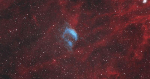 Le linee di emissione dell'ossigeno (blu) mostrano la nebulosa Phantom Stinger appena scoperta, con le emissioni di idrogeno di sfondo in rosso