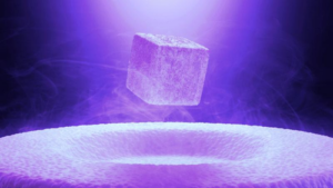 cubo viola fluttuante sopra un anello con sfondo fumoso