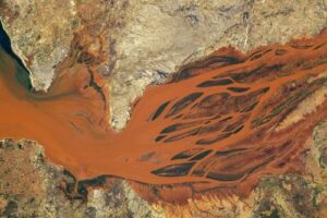 Le acque marrone-rossastre del Delta del fiume Betsiboka a Madagascar il 30 settembre 2023