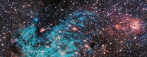 Questa regione di formazione stellare, chiamata Sagittarius C (Sgr C), si trova a circa 300 anni luce dal buco nero supermassiccio centrale della Via Lattea, Sagittarius A*.