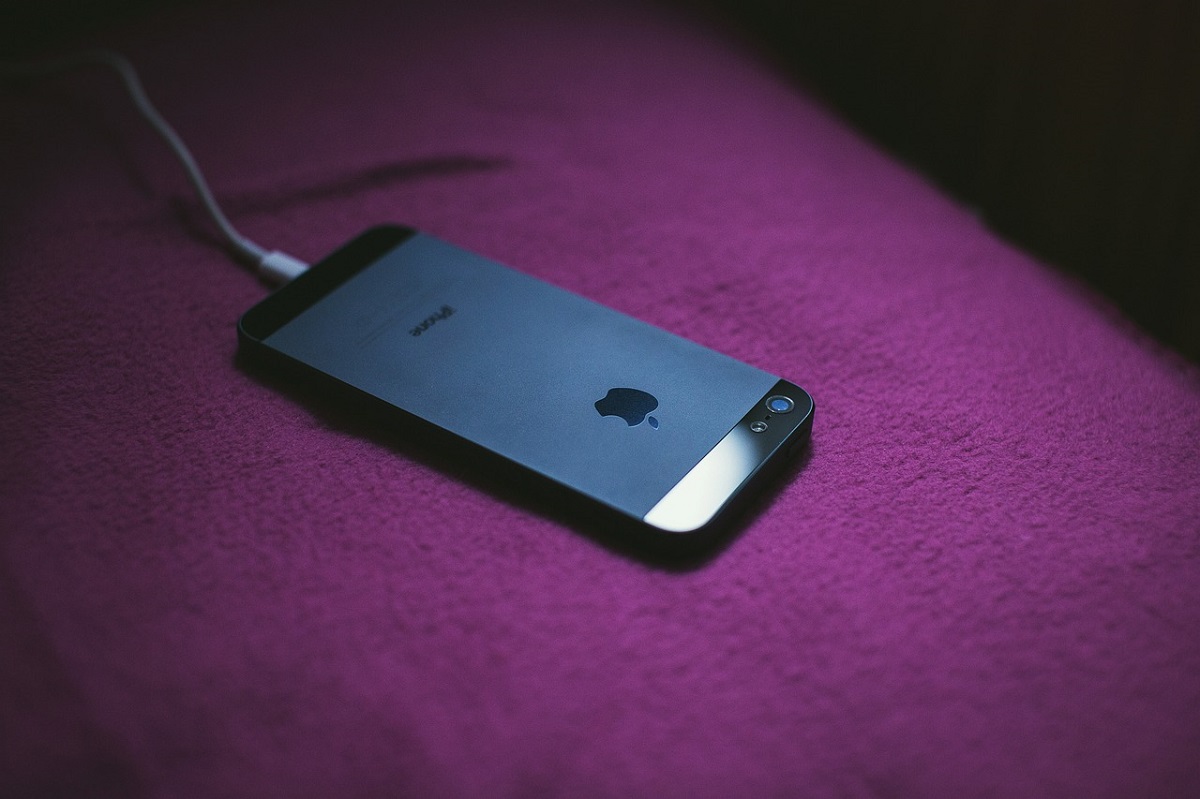 Caricare il telefono di notte può essere dannoso per la salute oltre alla durata della batteria