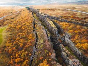 Area rocciosa e verde dove si incontrano le placche tettoniche nordamericana ed eurasiatica.