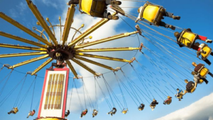 Un grande gioco a dondolo in un luna park.