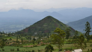 Un tumulo che assomiglia a una piramide.