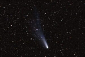 Cometa di Halley, fotografata durante la sua ultima apparizione nel 1986. Immagine amatoriale realizzata con una fotocamera SLR da 35 mm e pellicola, con obiettivo teleobiettivo da 135 mm.