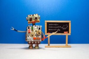 piccolo robot con molti ingranaggi e molle esposte sembra orgoglioso mentre indica con un puntatore di legno verso una lavagna con un problema di matematica risolto scritto su di essa