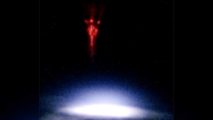 Un red sprite sopra una nuvola di tuoni.