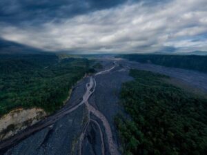 Vista aerea di un fiume tortuoso chiamato Upano ai piedi delle Ande