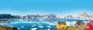 Vista panoramica del colorato villaggio di Kulusuk nell'Est della Groenlandia - Kulusuk, Groenlandia - Scioglimento di un iceberg e versamento di acqua nel mare