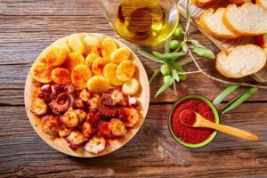 Tapas Pulpo a Feira con polpo, patate alla gallega e ricetta con paprika dalla Spagna