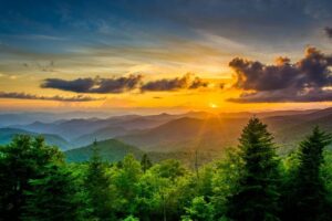 Tramonto sulle montagne Appalachi da Caney Fork Overlook sulla Blue Ridge Parkway in North Carolina.