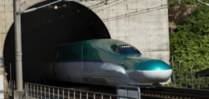 Un treno ad alta velocità attraversa il tunnel Seikan sulla linea ferroviaria Hokkaido Shinkansen in Giappone