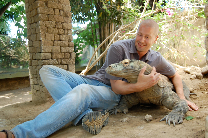 Bryan Fry ammira le squame che respingono i serpenti di un drago di Komodo.