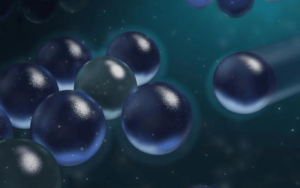 Le particelle con la stessa carica dovrebbero respingersi, ma nella soluzione giusta possono attrarsi, causando cluster esagonali