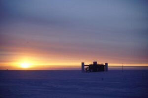 Il sole tramonta dietro il laboratorio. Il ghiaccio è piatto su tutta l'immagine