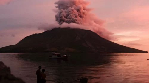 Indonesia: imponente eruzione del vulcano Ruang, evacuazione di massa sull’isola di Sulawesi