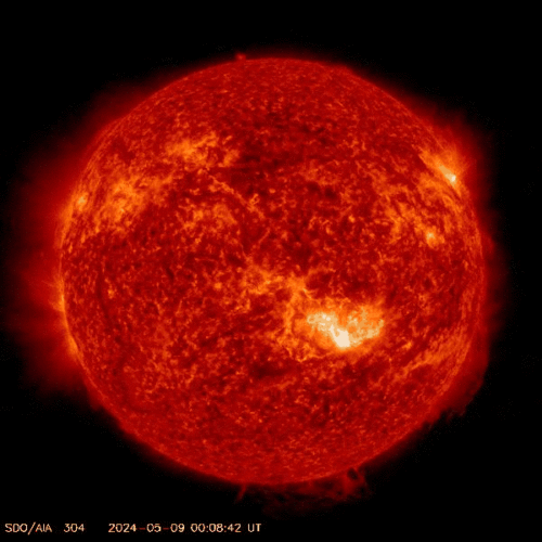 Il disco solare è per lo più di un rosso scuro tranne l'area della macchia solare che è luminosa e occasionalmente lampeggia