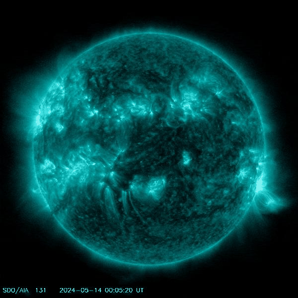 Un gif del Sole ieri con due brillanti lampi corrispondenti ai bagliori sul suo lembo