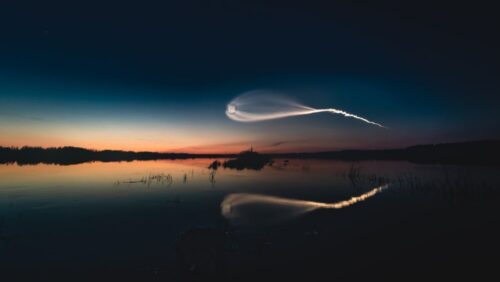 Un razzo con satelliti militari russi crea un curioso fenomeno nel cielo