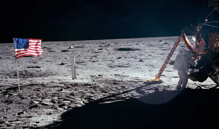 Neil Armstrong accanto al Modulo Lunare sulla Luna.