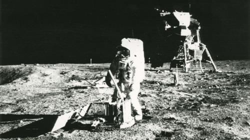 La Scarsità di Fotografie di Neil Armstrong sulla Luna